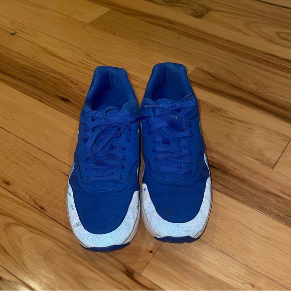 Nike shoes - Picture 1 of 5